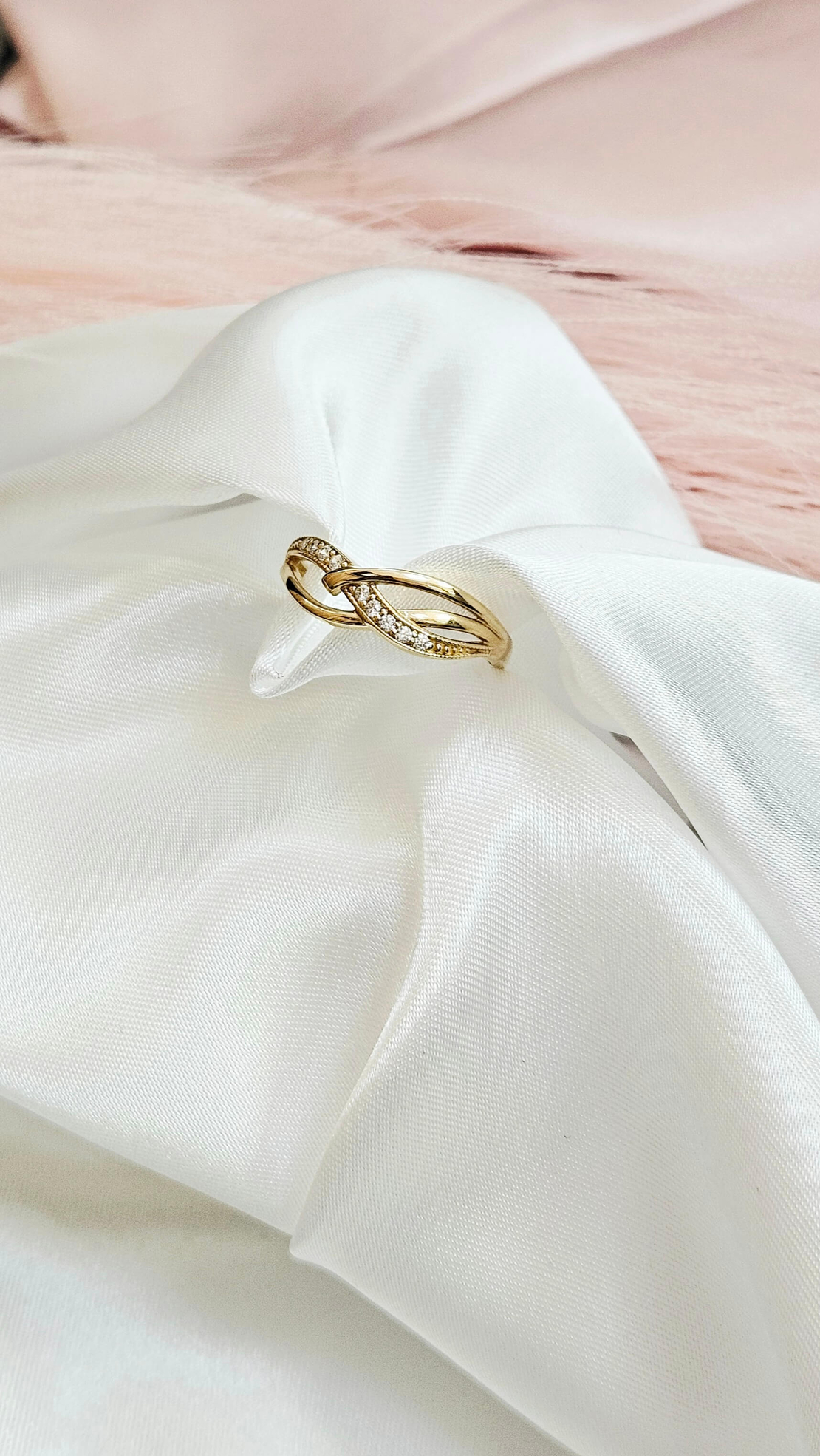 Златен пръстен Символ на безкрайност