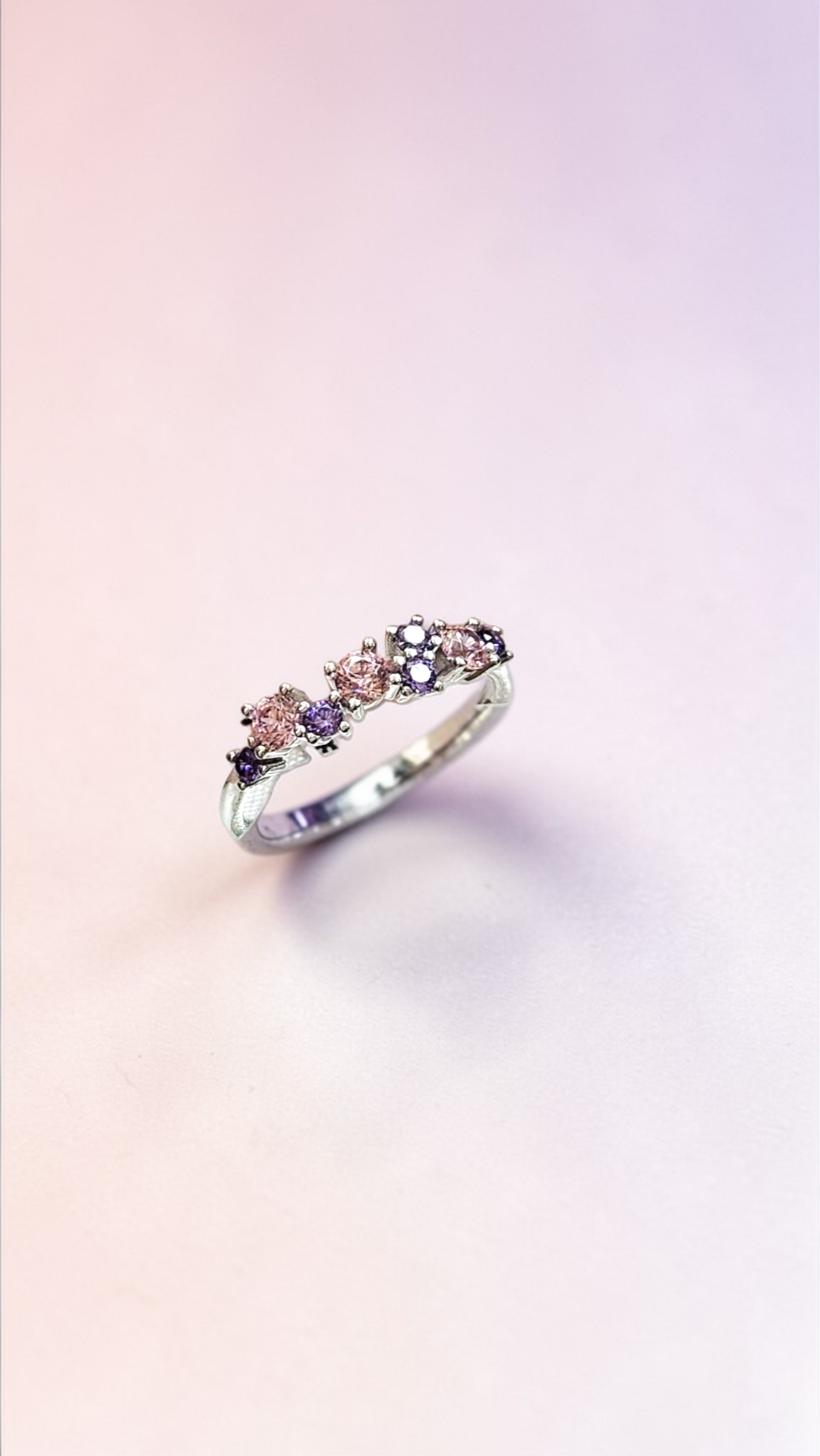 Златен пръстен с розови и лилави циркони