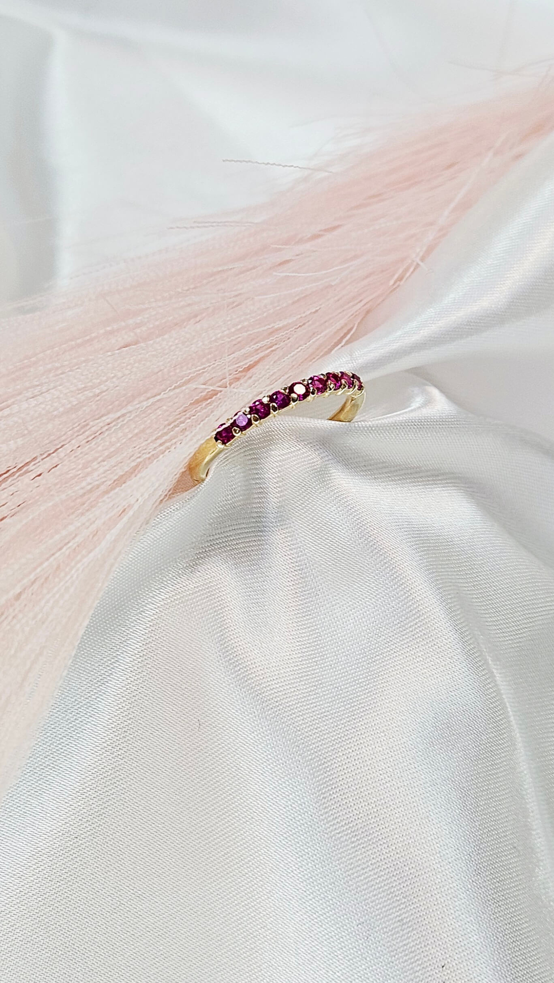 Златен пръстен с циркони в цвят малина