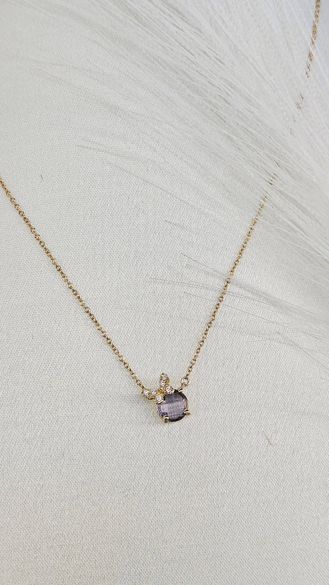 Златно колие с нежна пеперудка