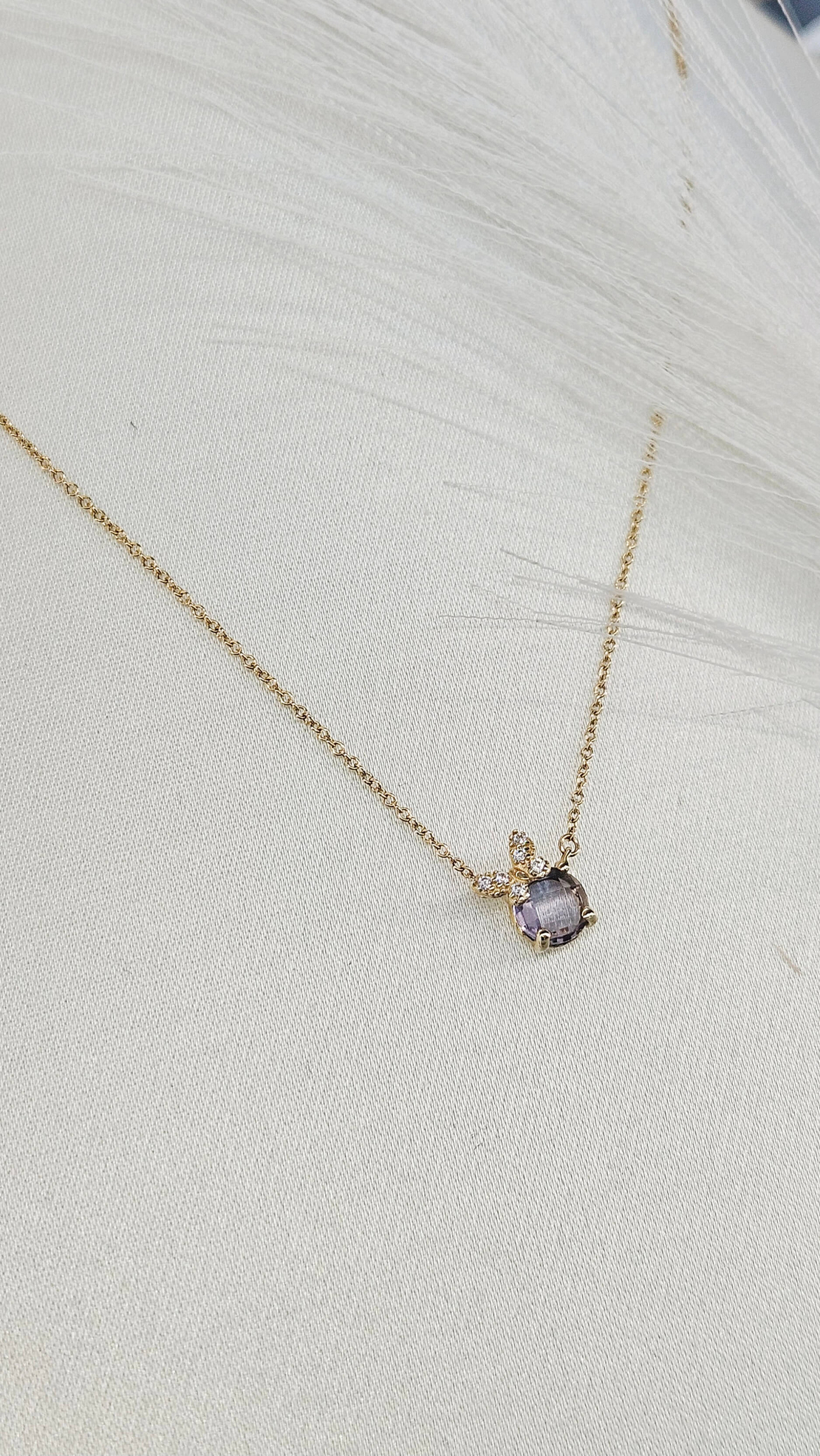 Златно колие с нежна пеперудка