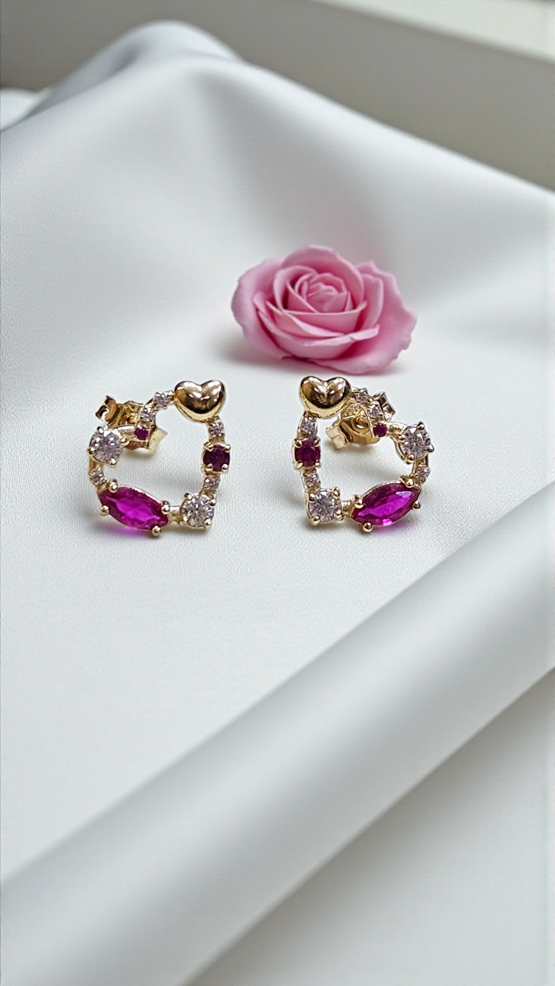 Златниобеци с цикламени циркони