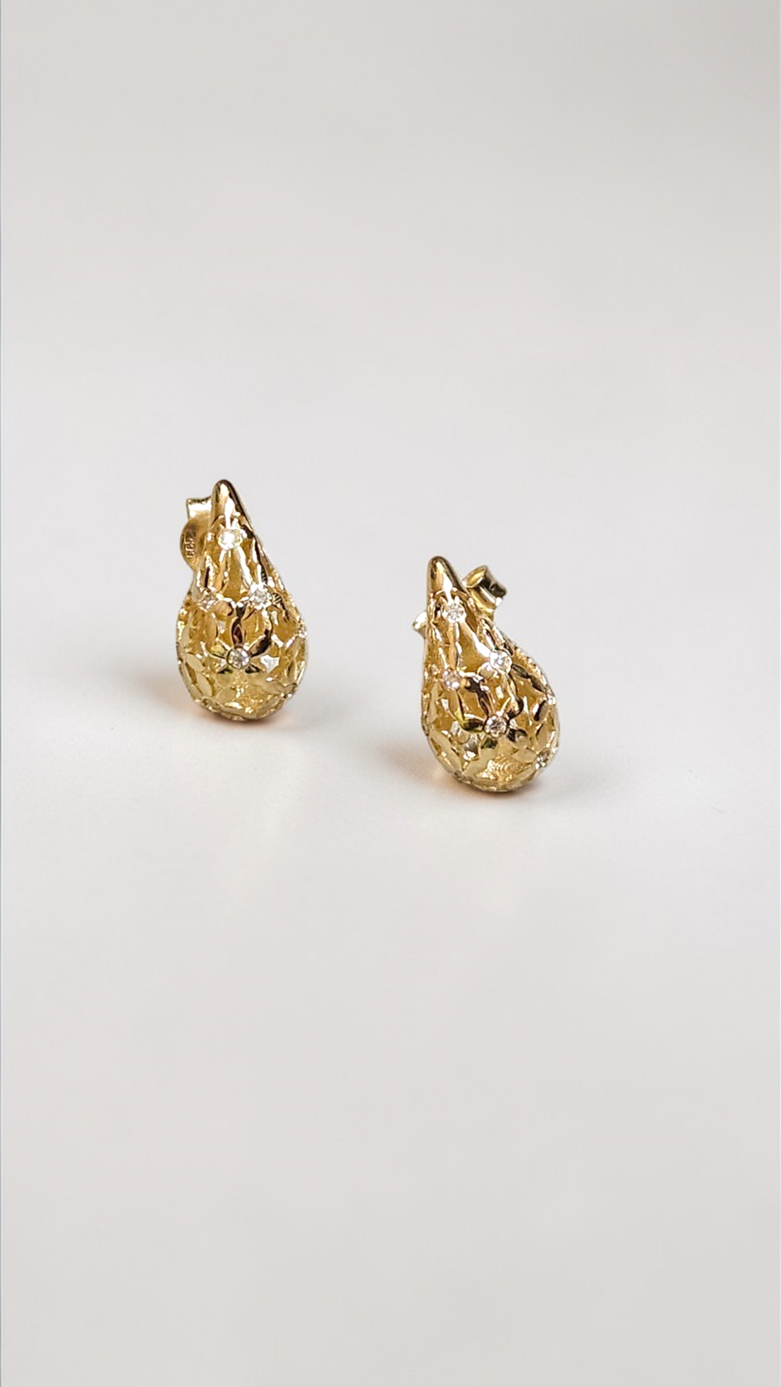 Златни обеци с диаманти 