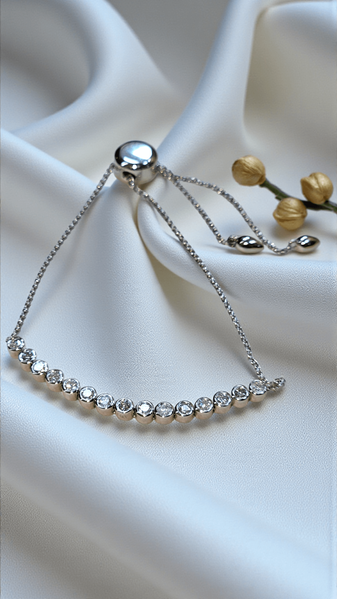 Златна гривна от бяло злато и диаманти