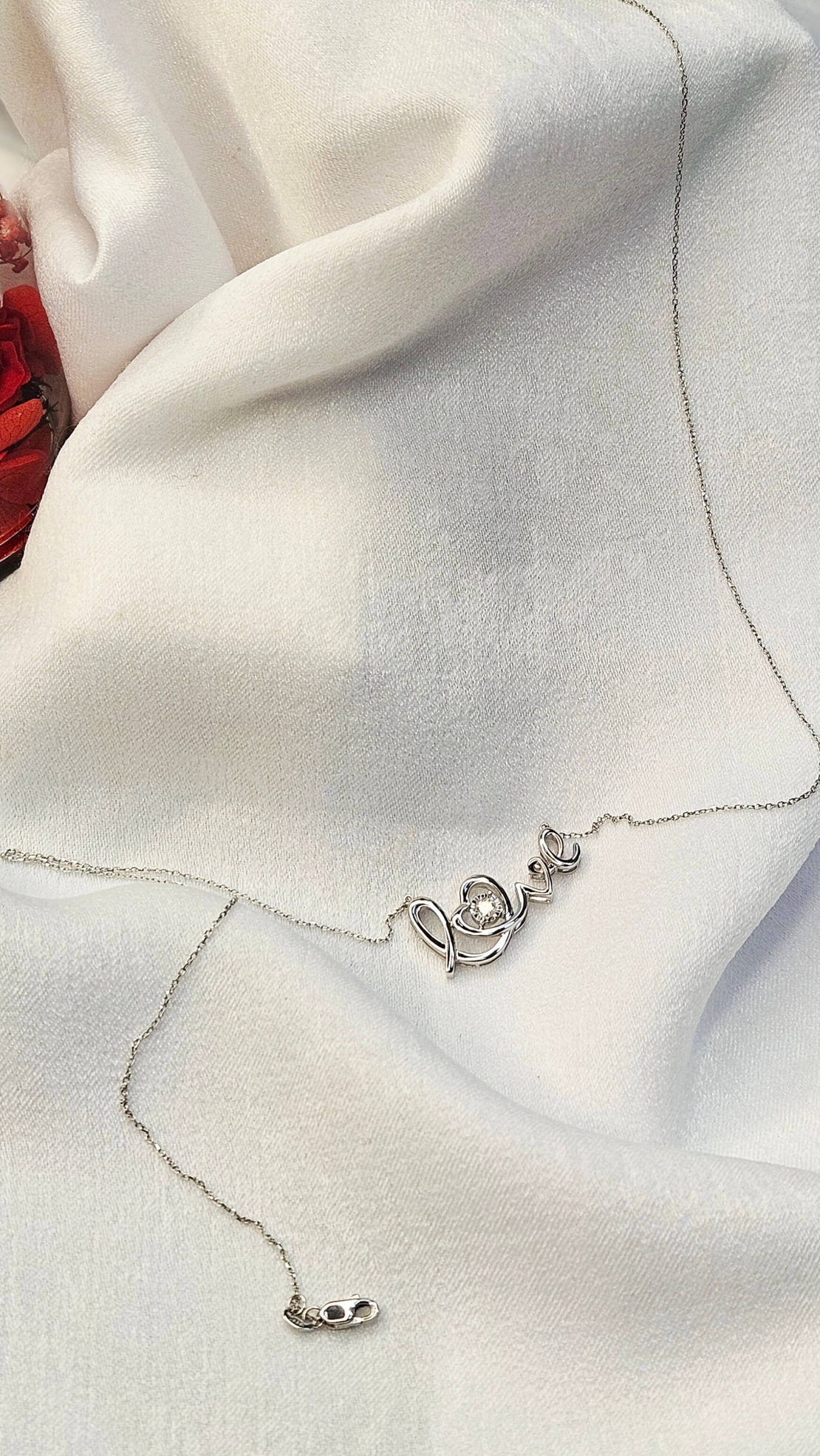 Златно колие от 14К бяло злато и диамант Love