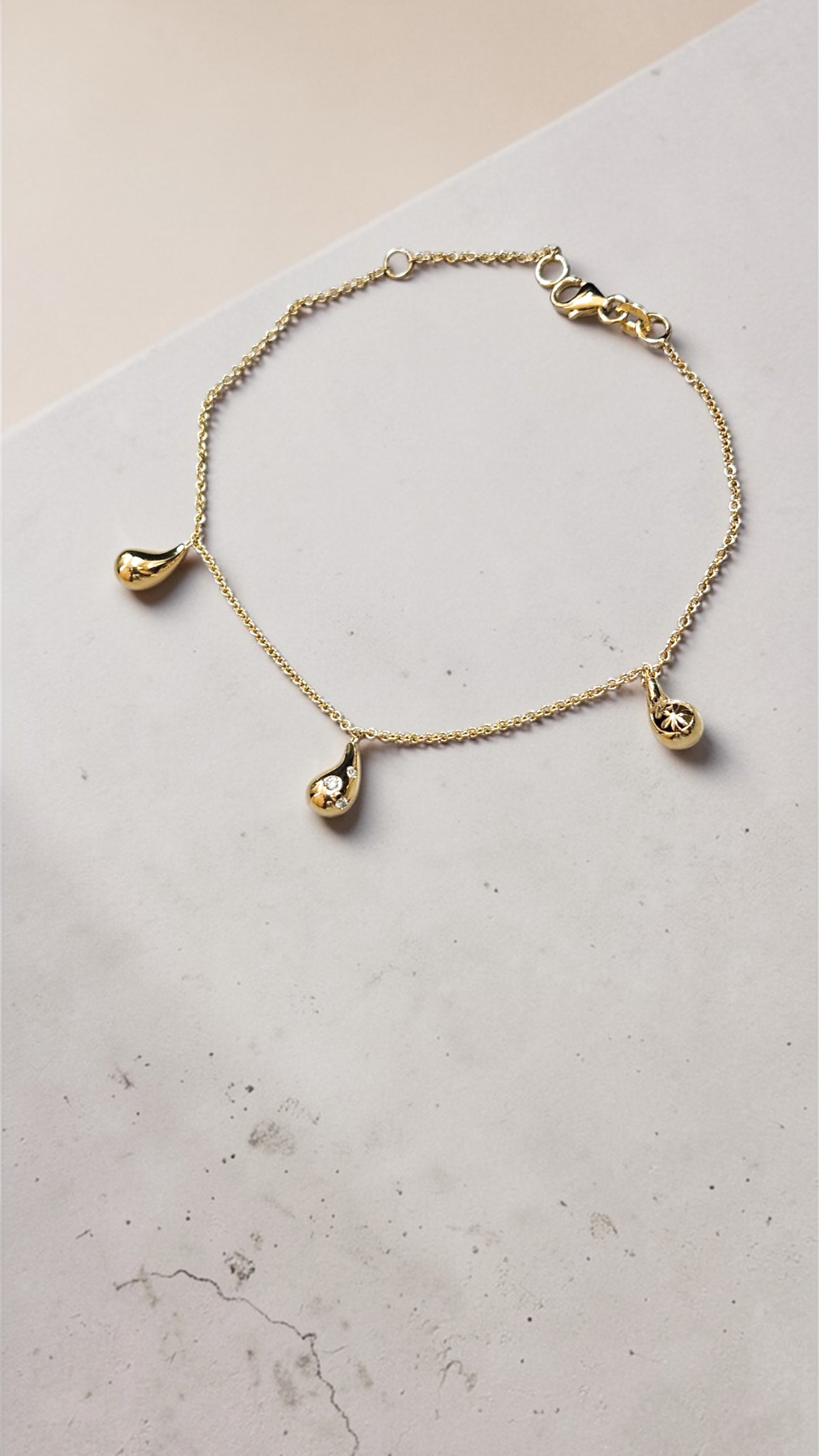 Златна гривна с диаманти 