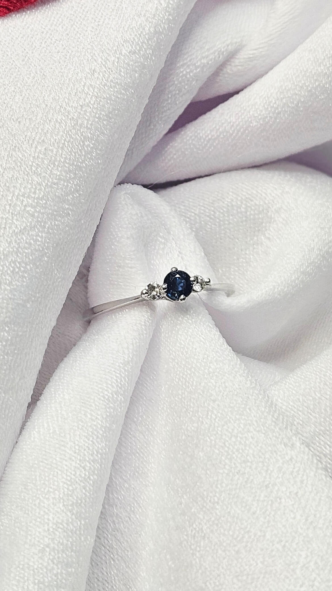 Пръстен от бяло злато 18К с диаманти и сапфир