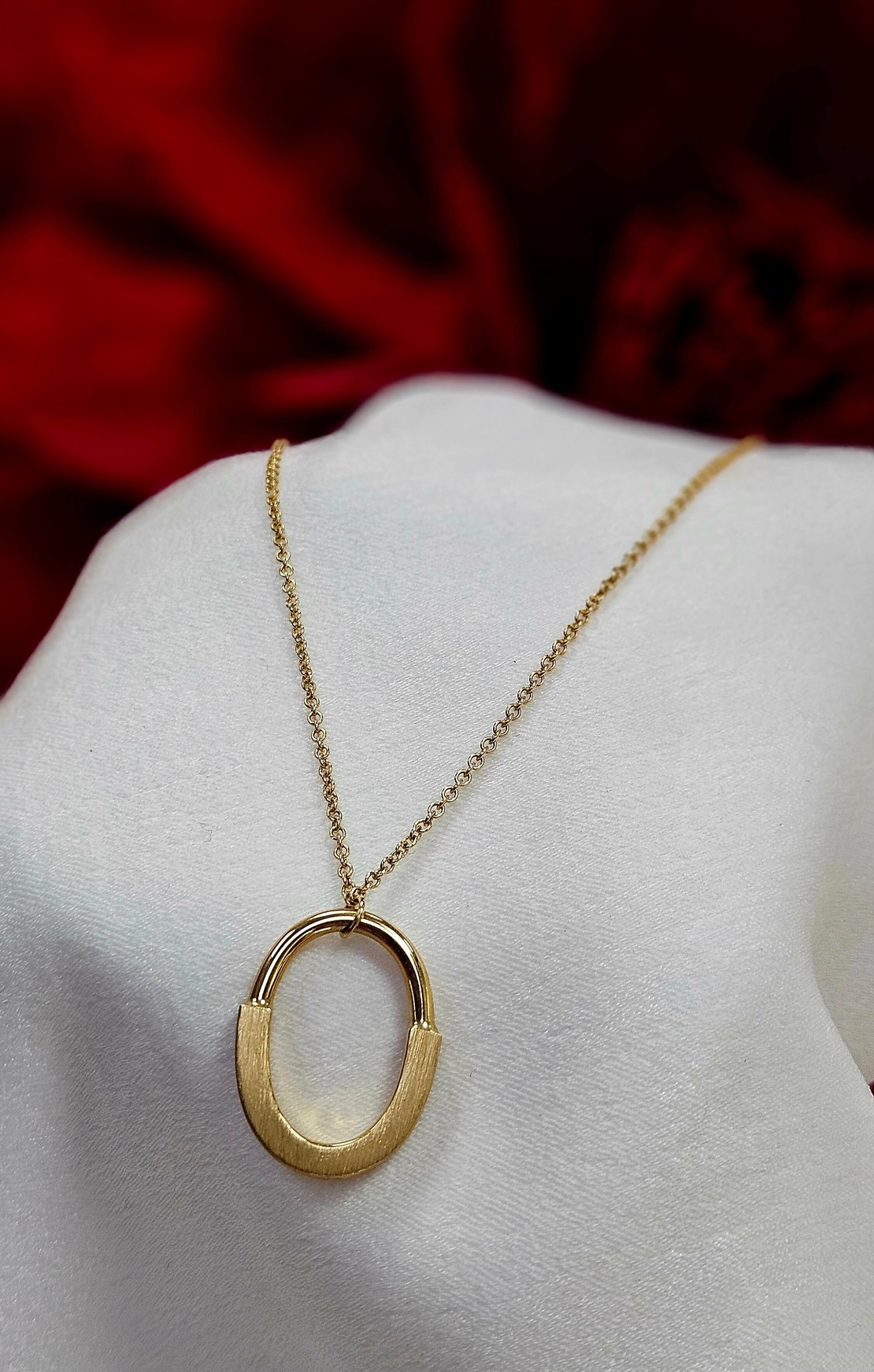 Златно колие с елемент от Сатенирано и Диамантирано злато