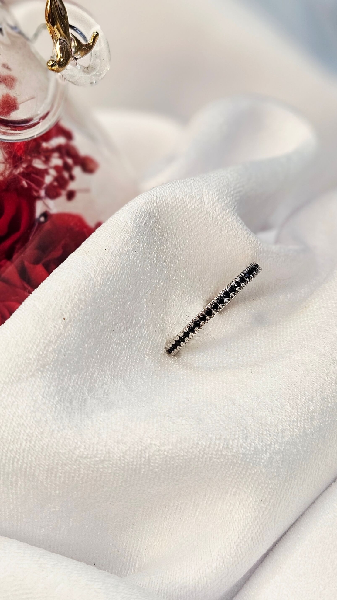 Златен пръстен от бяло злато с черни циркони, тип халка