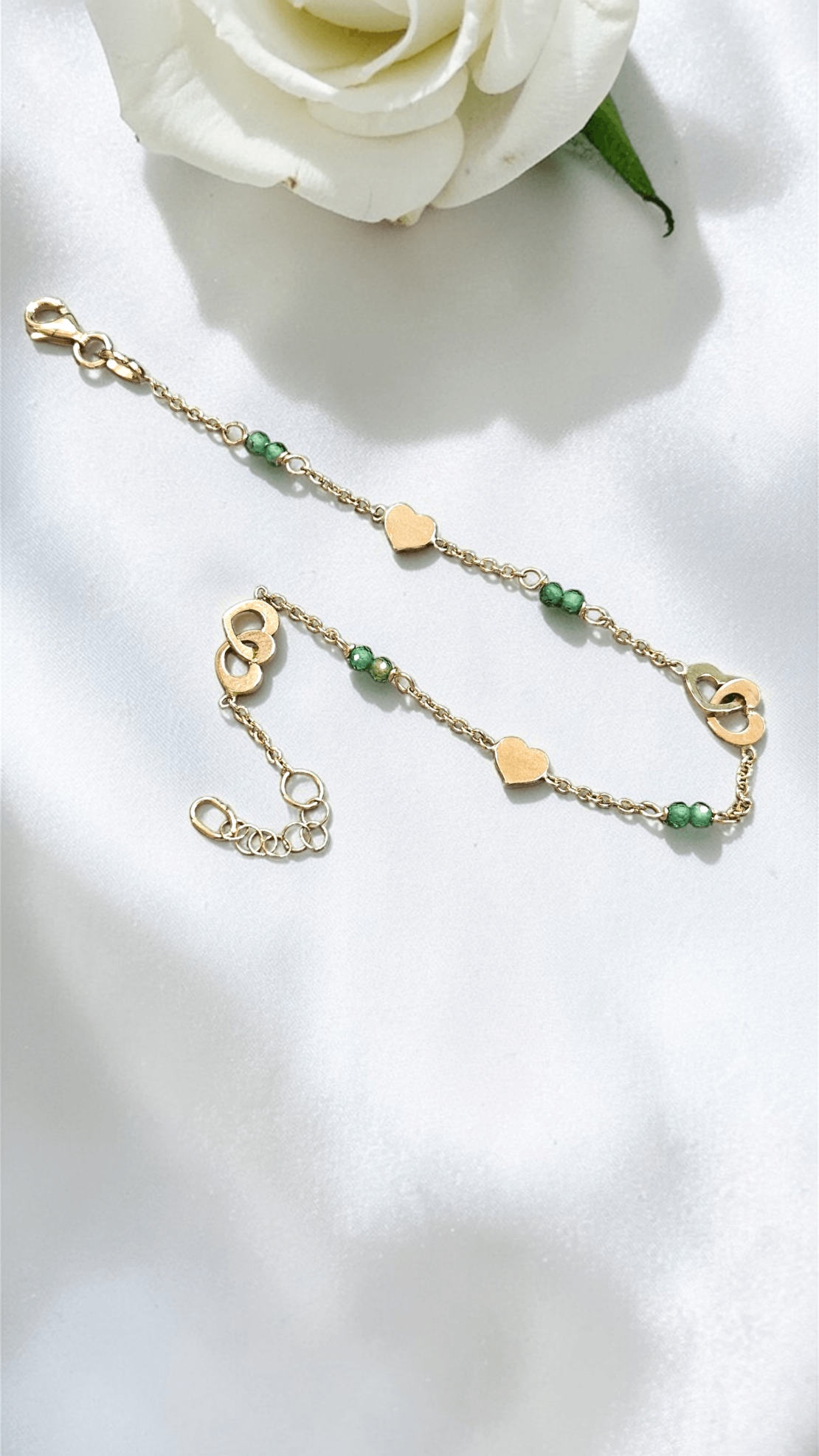 Златна гривна със сърчица и зелени цирконий