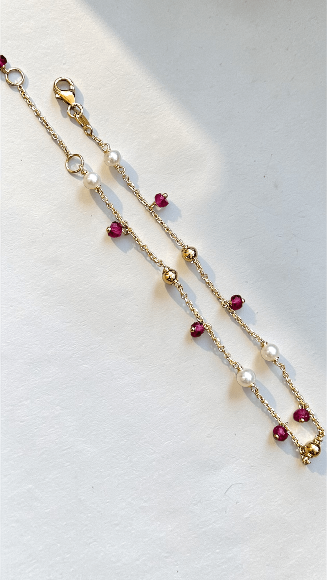 Златна гривна с перла и рубинче