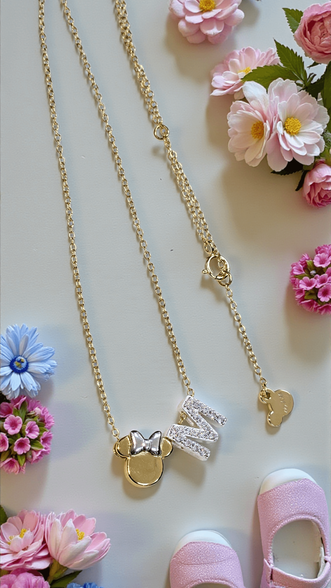 Сребърно колие с позлата буква 