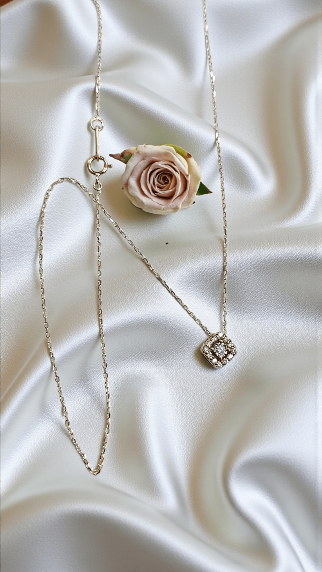 Златно колие от 18К жълто злато с централен диамант и обков от диаманти I Gioielli del Sole