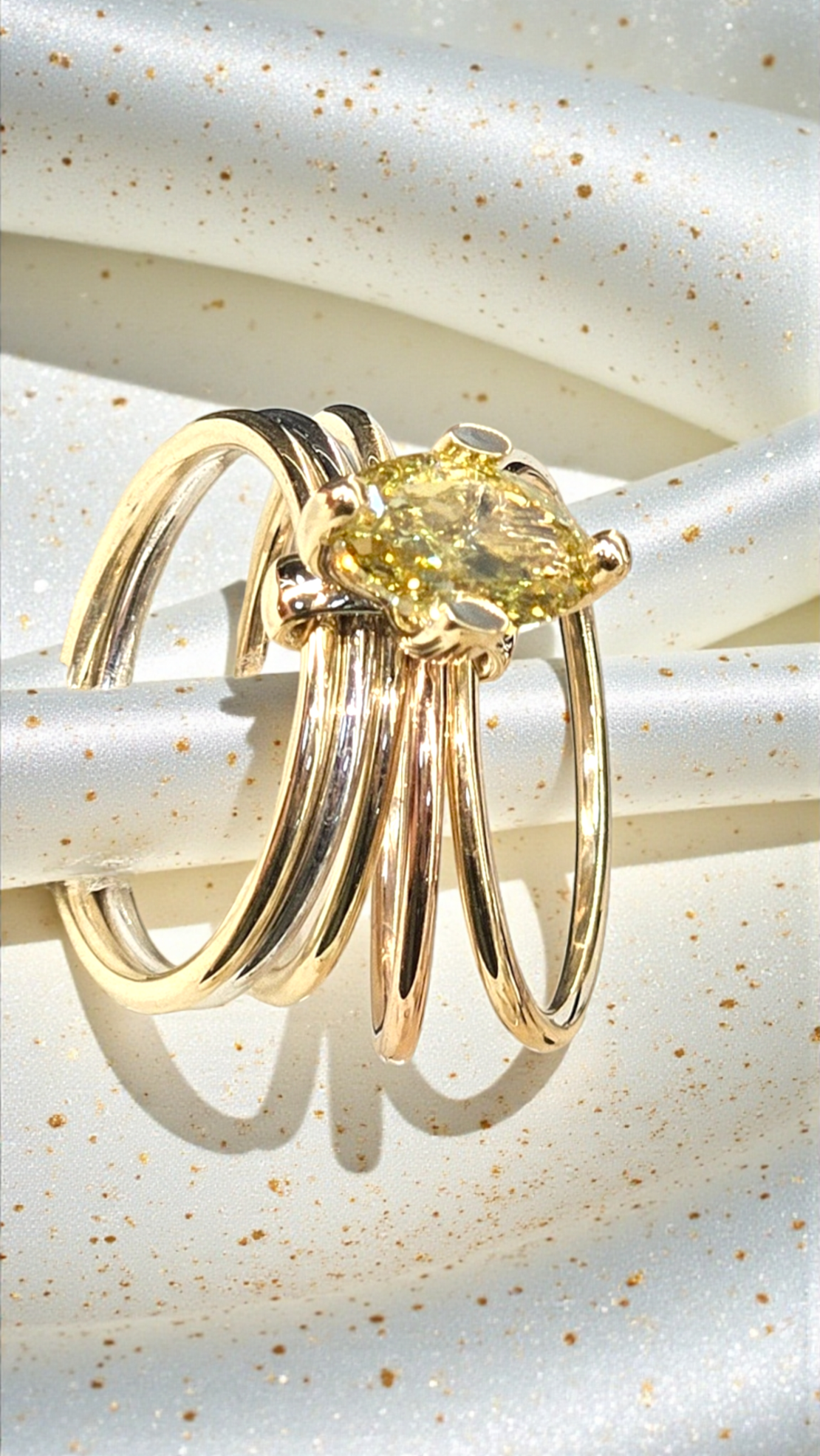 Златен пръстен с  диамант 