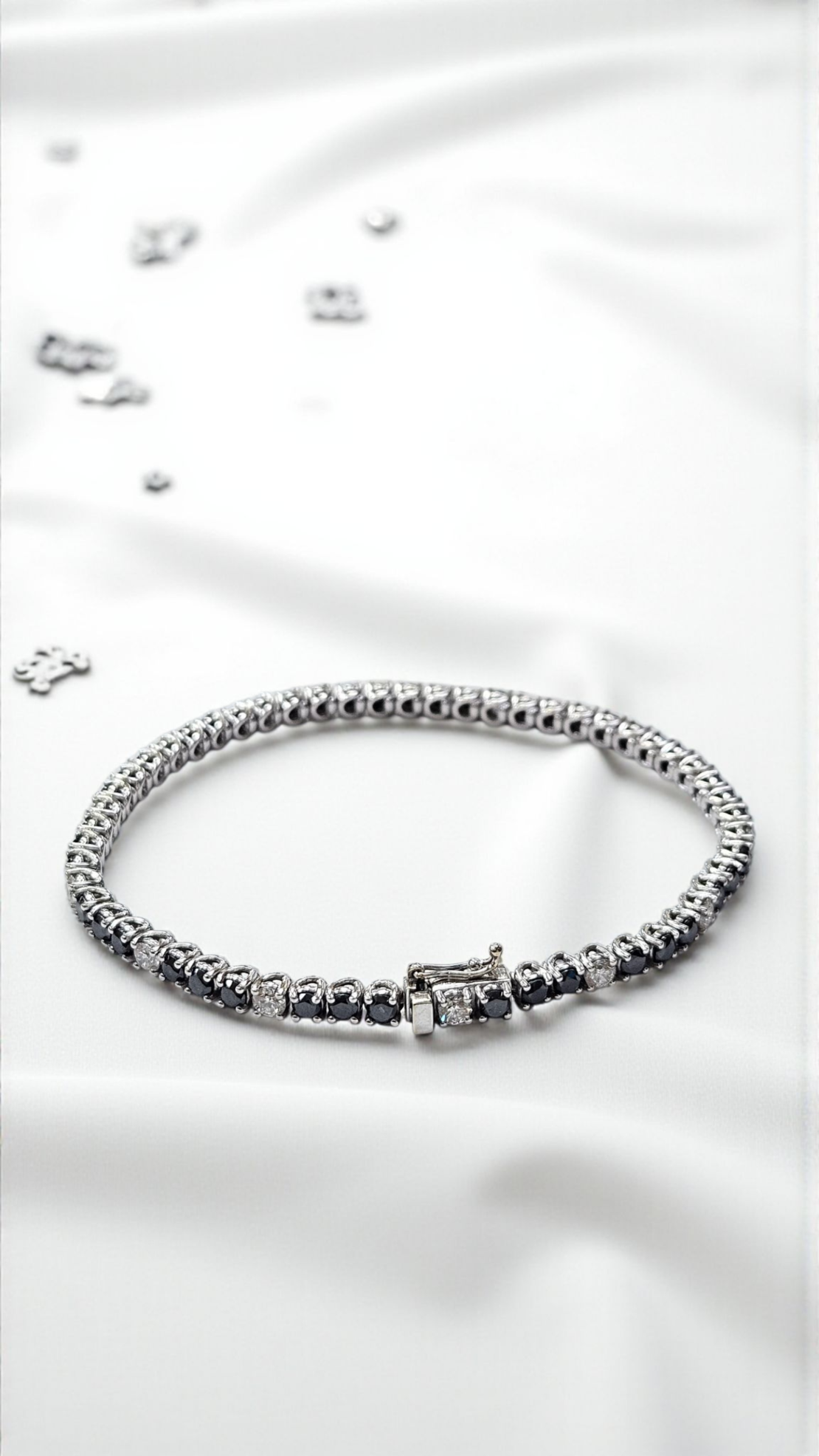 Тенис гривна с бели и черни диаманти