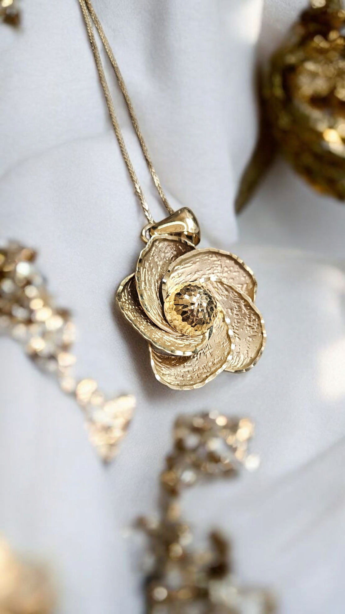 Златен медальон