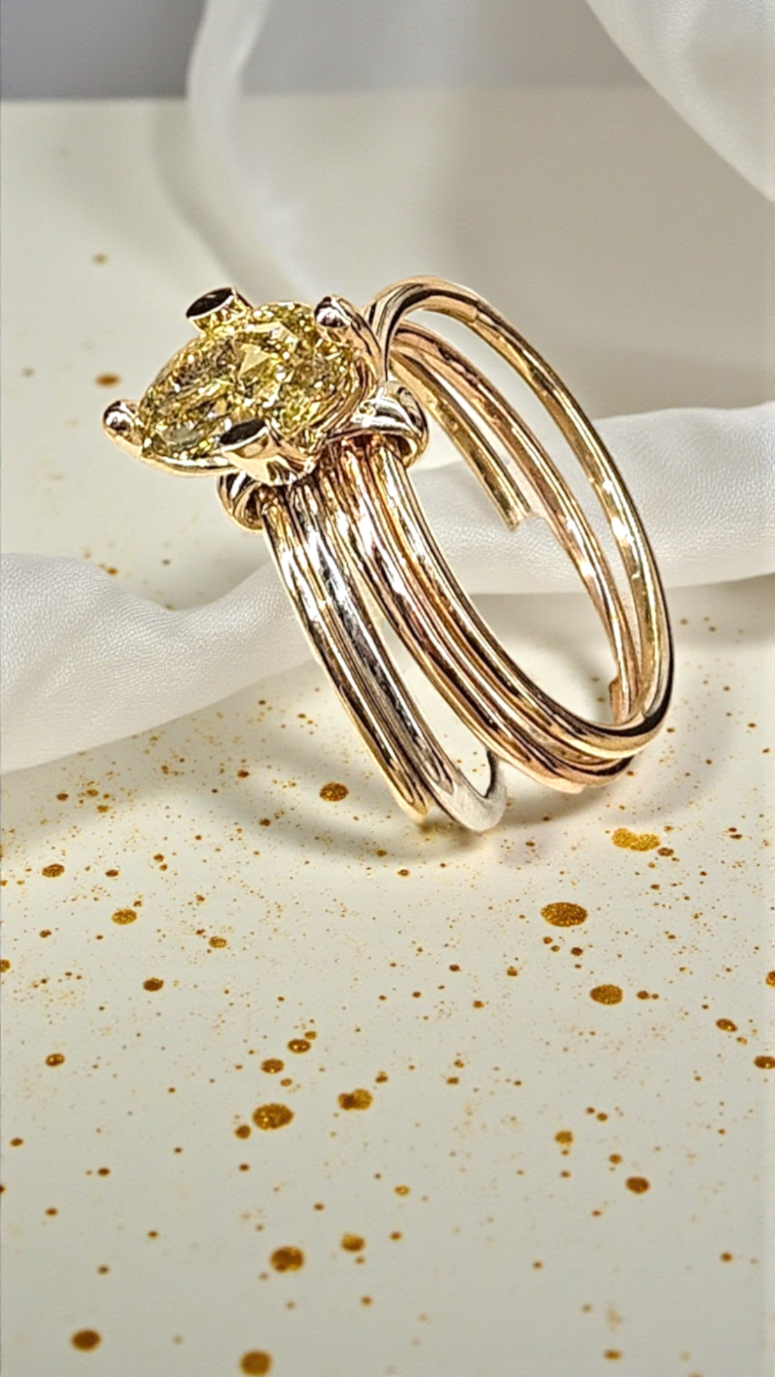 Златен пръстен с  диамант 