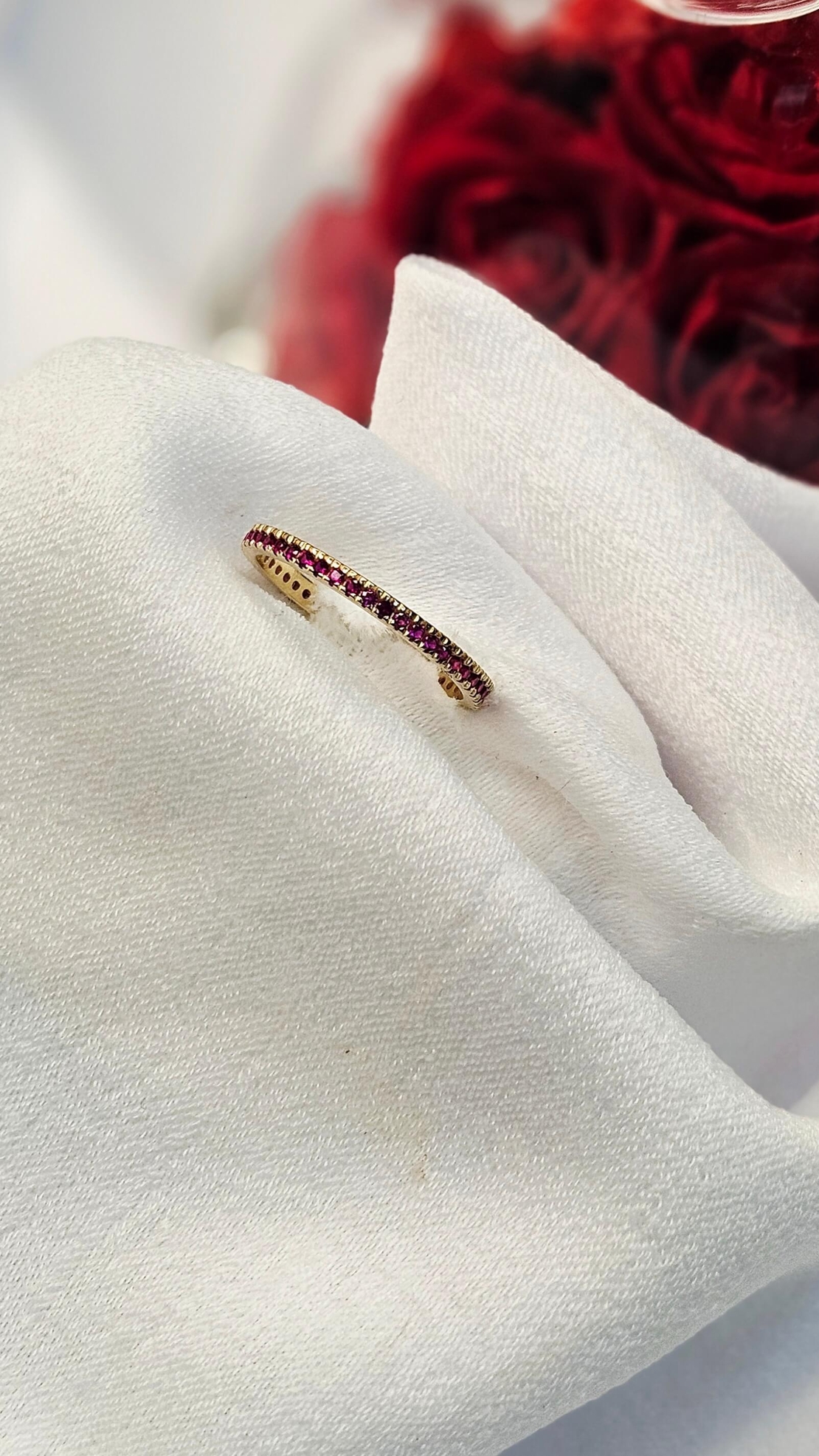 Златен пръстен с циркони цвят малина , тип халка