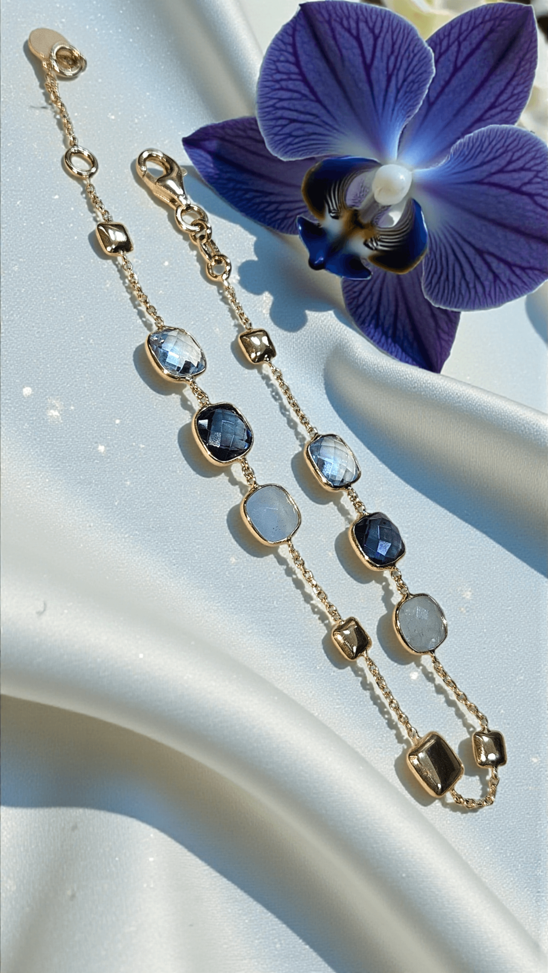 Златна гривна с природни камъни