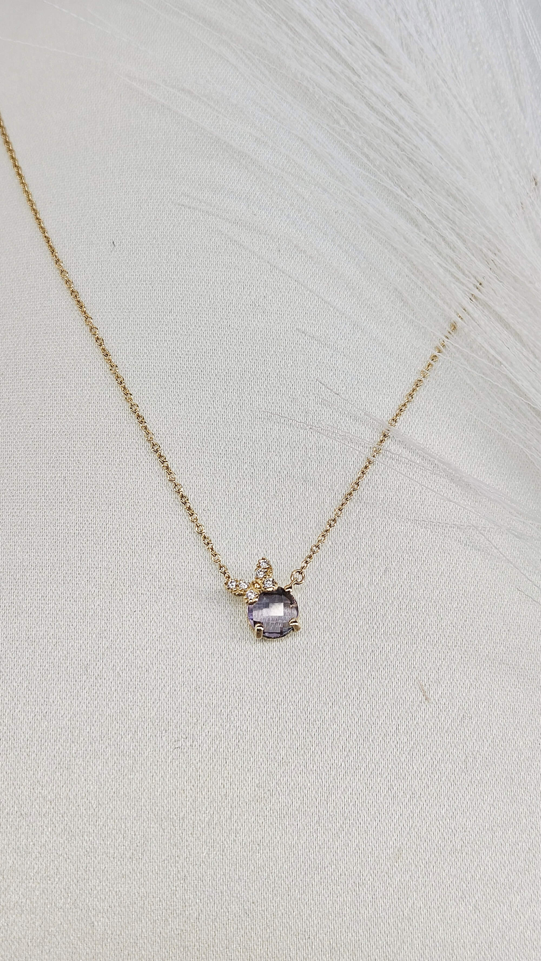 Златно колие с нежна пеперудка