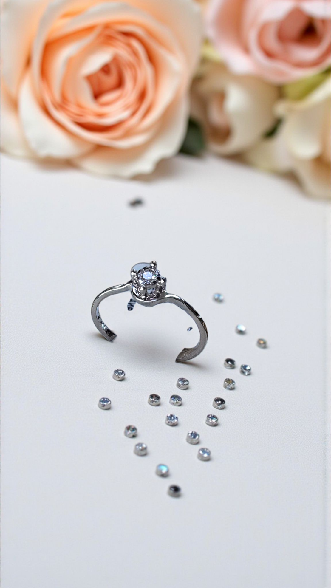 Златен годежен пръстен с диамант