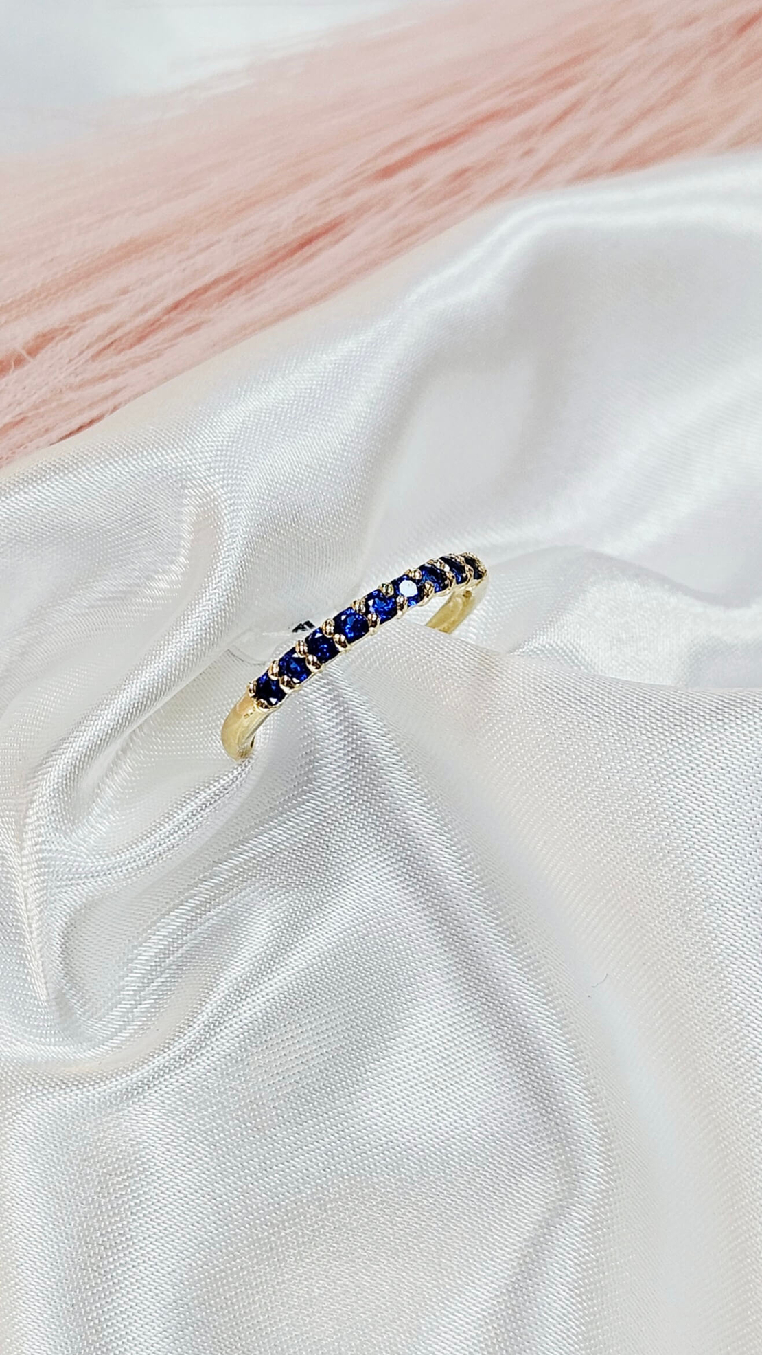 Златен пръстен със сини циркони