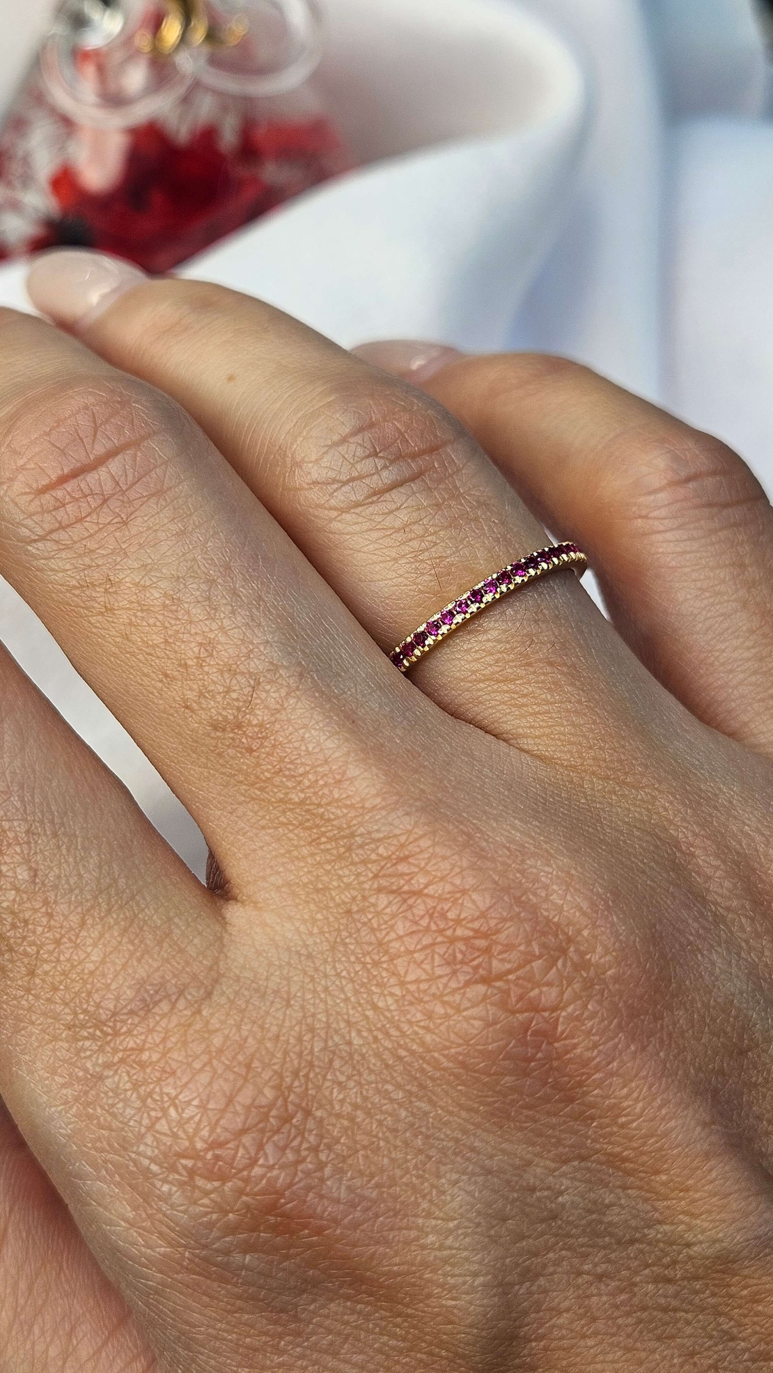 Златен пръстен с циркони цвят малина , тип халка