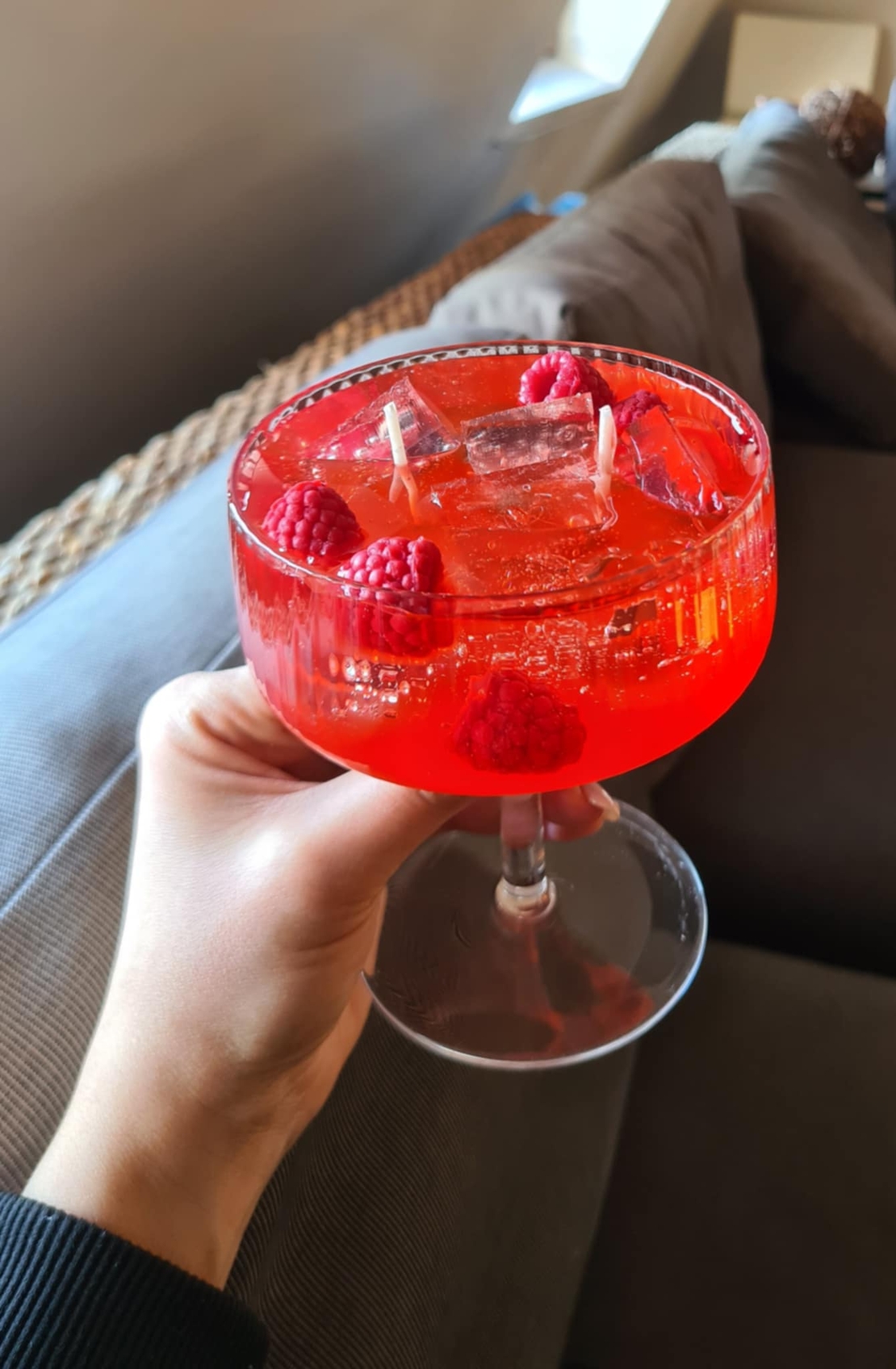 „Малинов Спаркъл“ – ароматна свещ в чаша