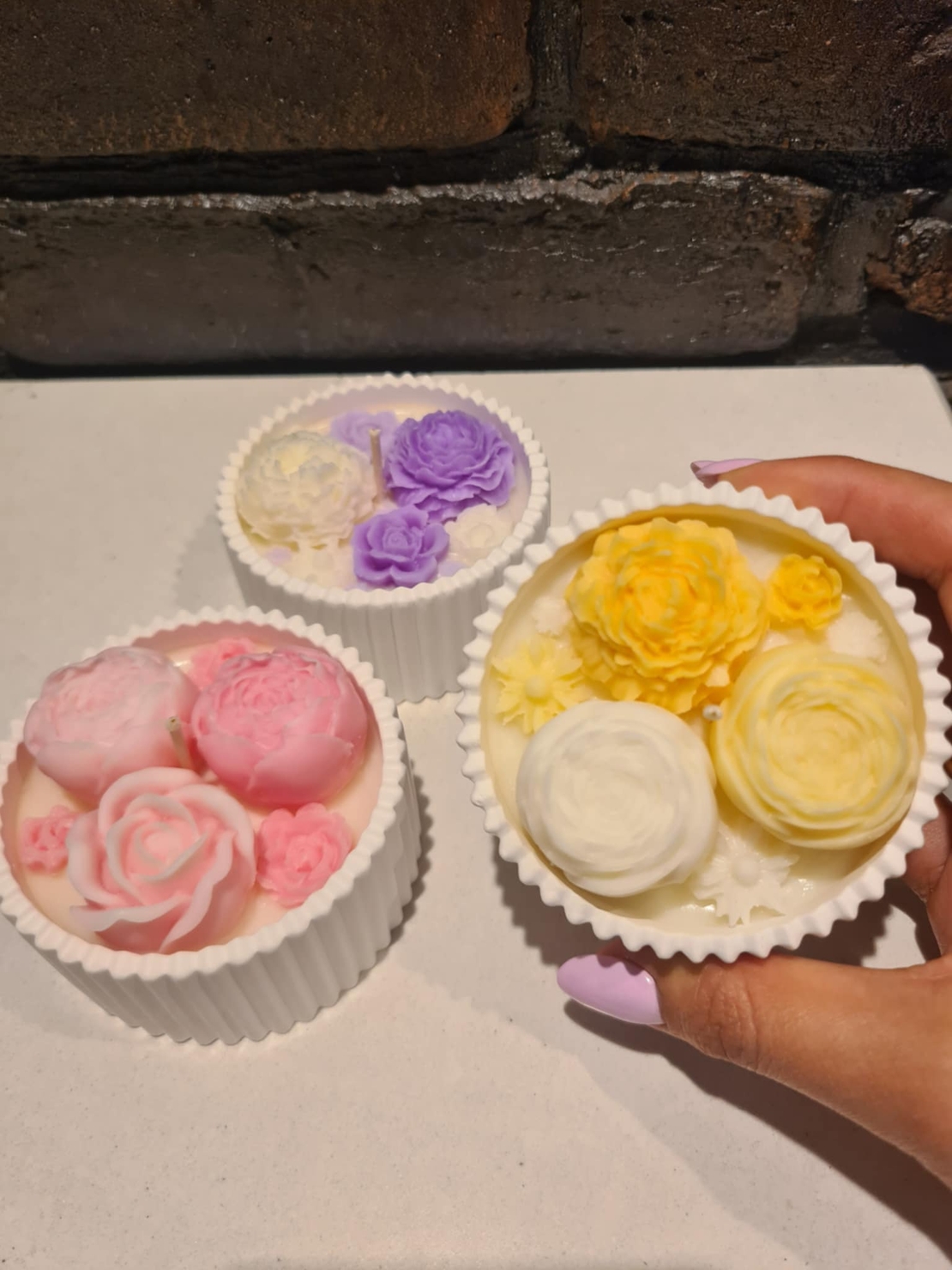 „Градинката на мечтите“ - ароматна свещ в мини керамична кашпа