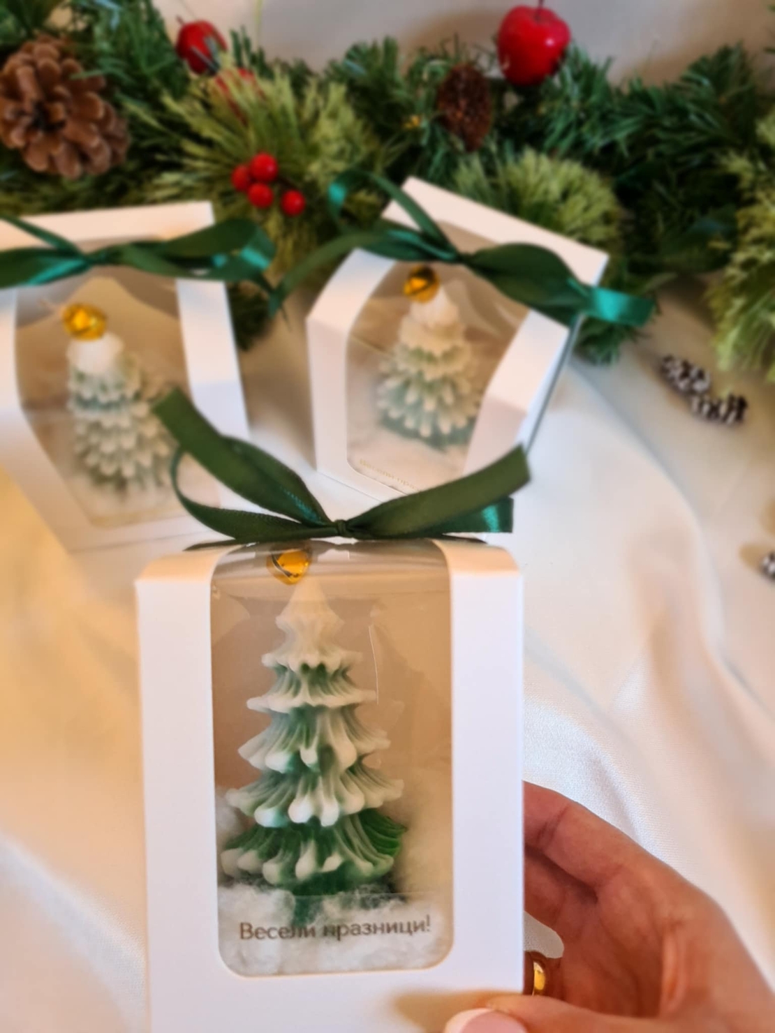 Коледна декоративна свещ “Snowy Pine Tree” – ръчно изработена елха