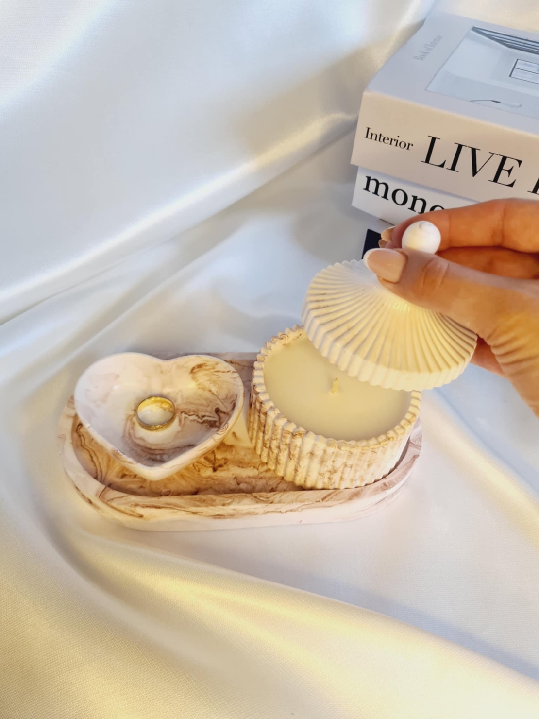 Луксозен керамичен комплект “Éloria” – свещ и поднос в артистичен мраморен дизайн