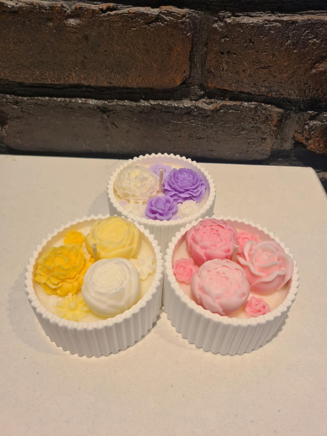 „Градинката на мечтите“ - ароматна свещ в мини керамична кашпа