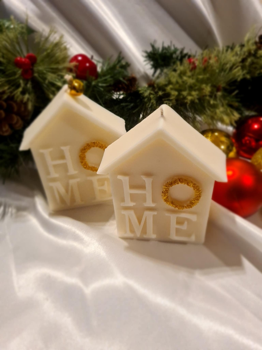 Коледна свещ „HOME“ – уют в най-чистата му форма