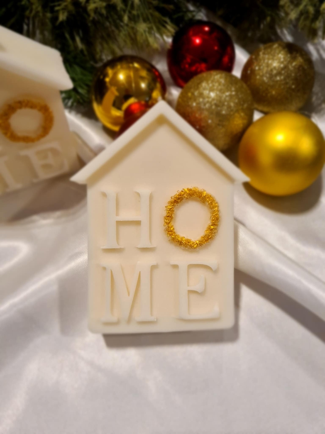 Коледна свещ „HOME“ – уют в най-чистата му форма