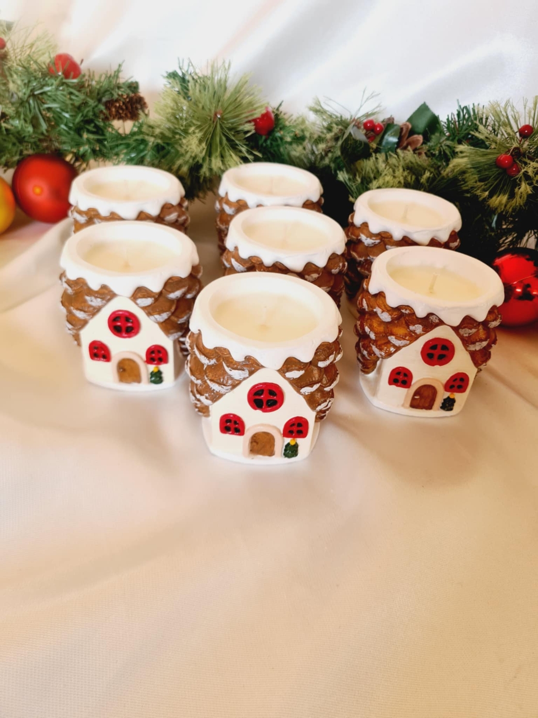 Коледна свещ „Зимна Къщичка“ - ръчно изработена, ароматна, уютна