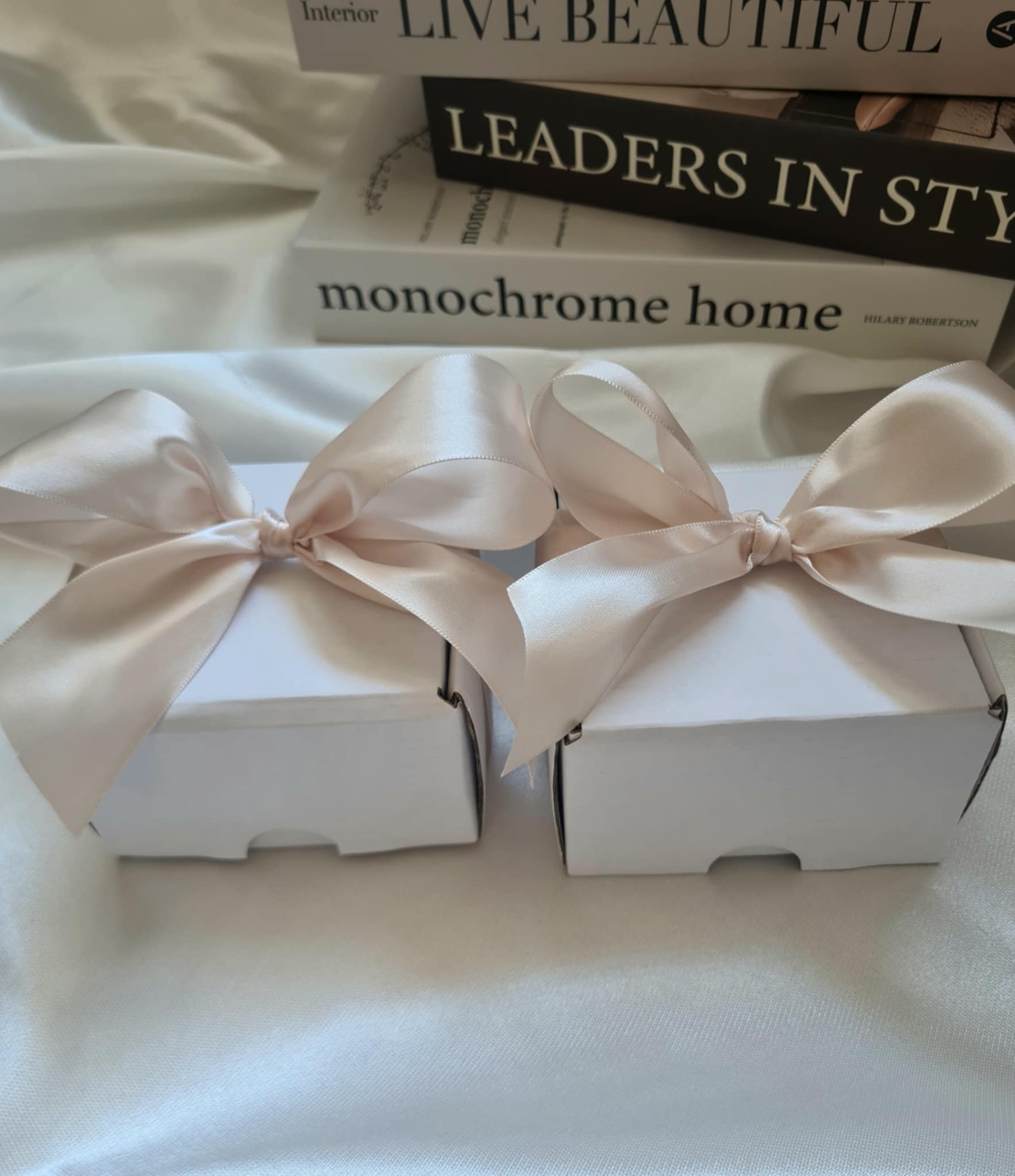 „Градинката на мечтите“ - ароматна свещ в мини керамична кашпа