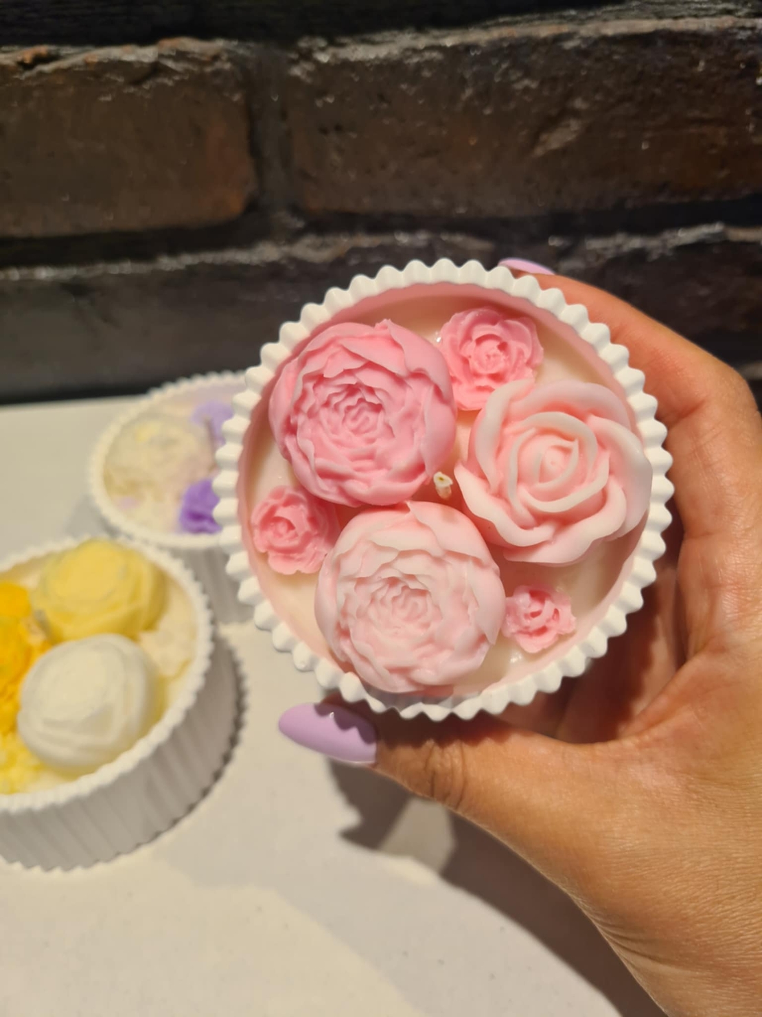 „Градинката на мечтите“ - ароматна свещ в мини керамична кашпа