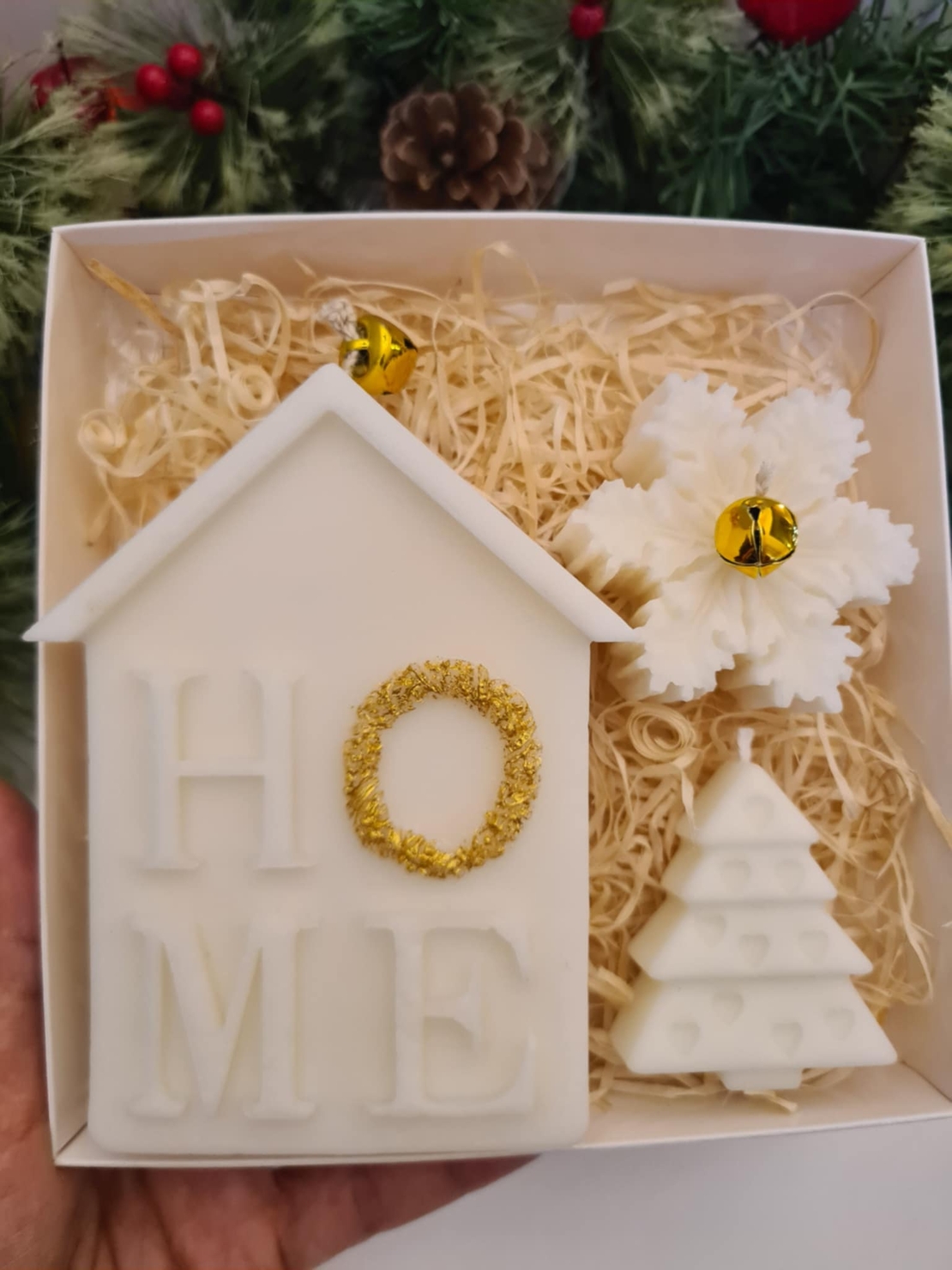 Подаръчен коледен комплект “Holiday Home Set” – къщичка, снежинка и елхичка | 250гр ръчна изработка