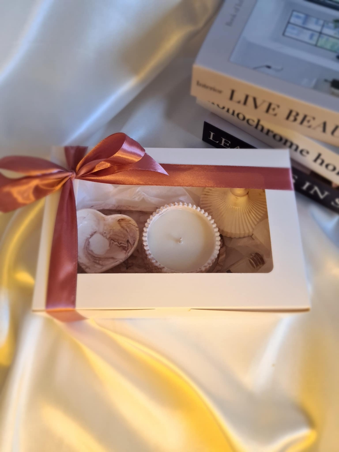 Луксозен керамичен комплект “Éloria” – свещ и поднос в артистичен мраморен дизайн