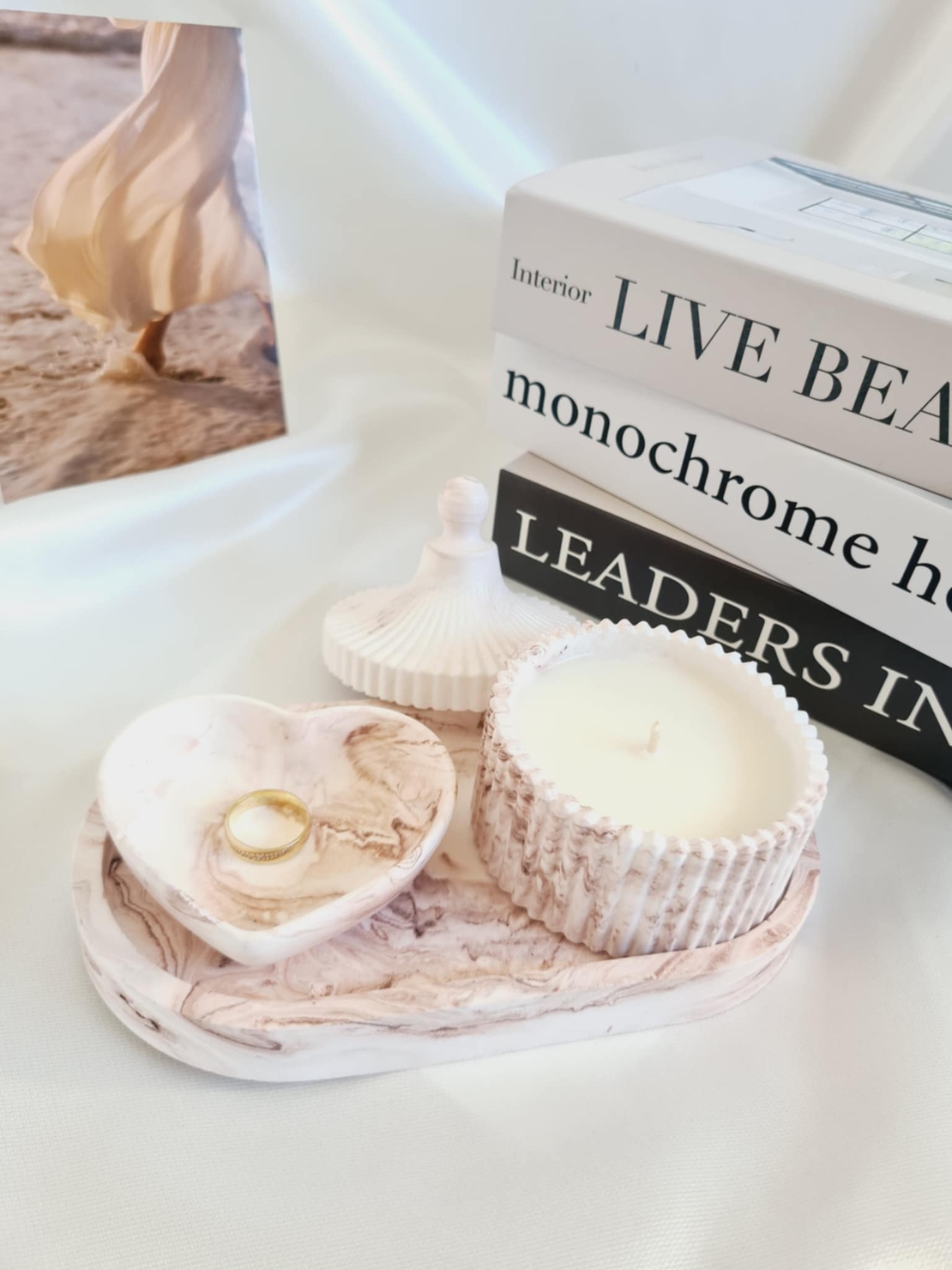 Луксозен керамичен комплект “Éloria” – свещ и поднос в артистичен мраморен дизайн