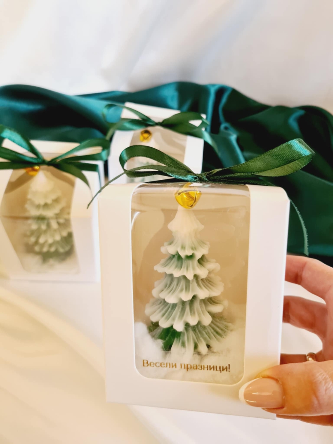 Коледна декоративна свещ “Snowy Pine Tree” – ръчно изработена елха