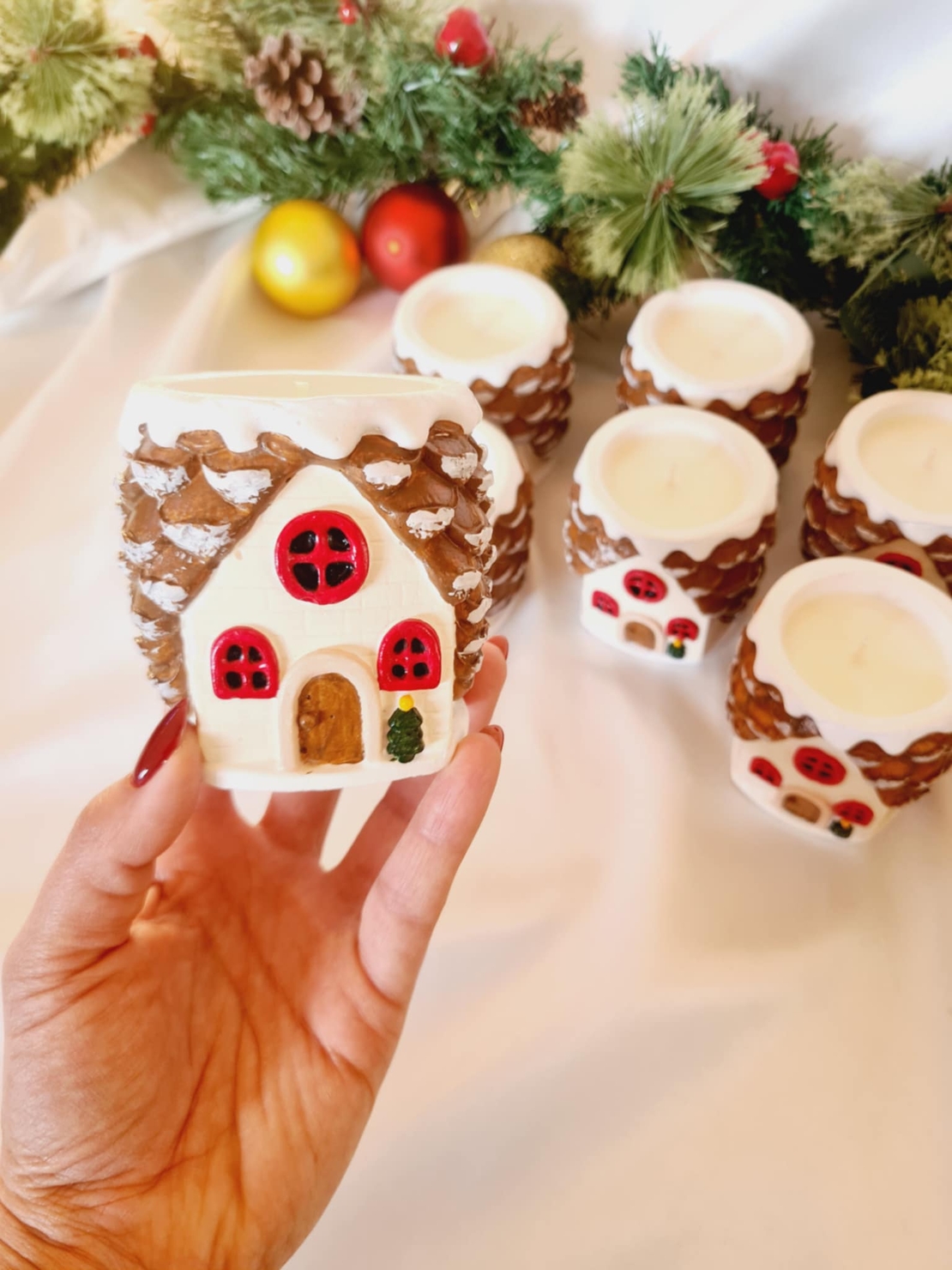 Коледна свещ „Зимна Къщичка“ - ръчно изработена, ароматна, уютна