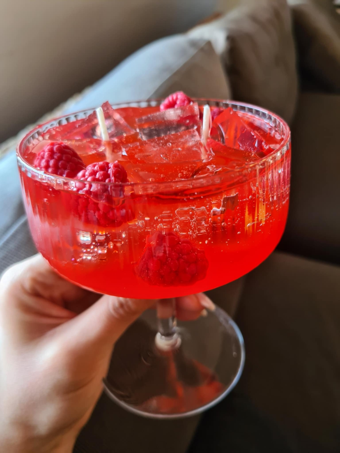 „Малинов Спаркъл“ – ароматна свещ в чаша