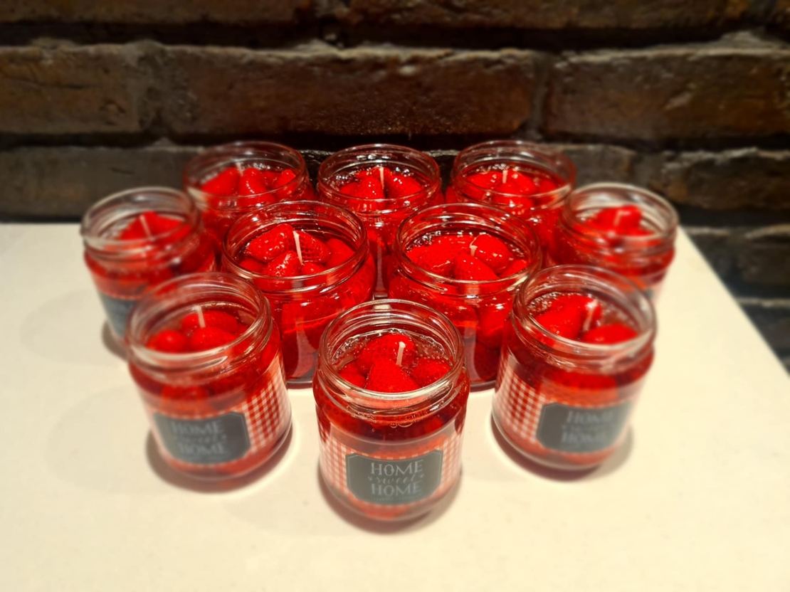 „Ягодово сладко“ – ароматна десертна свещ в малък буркан