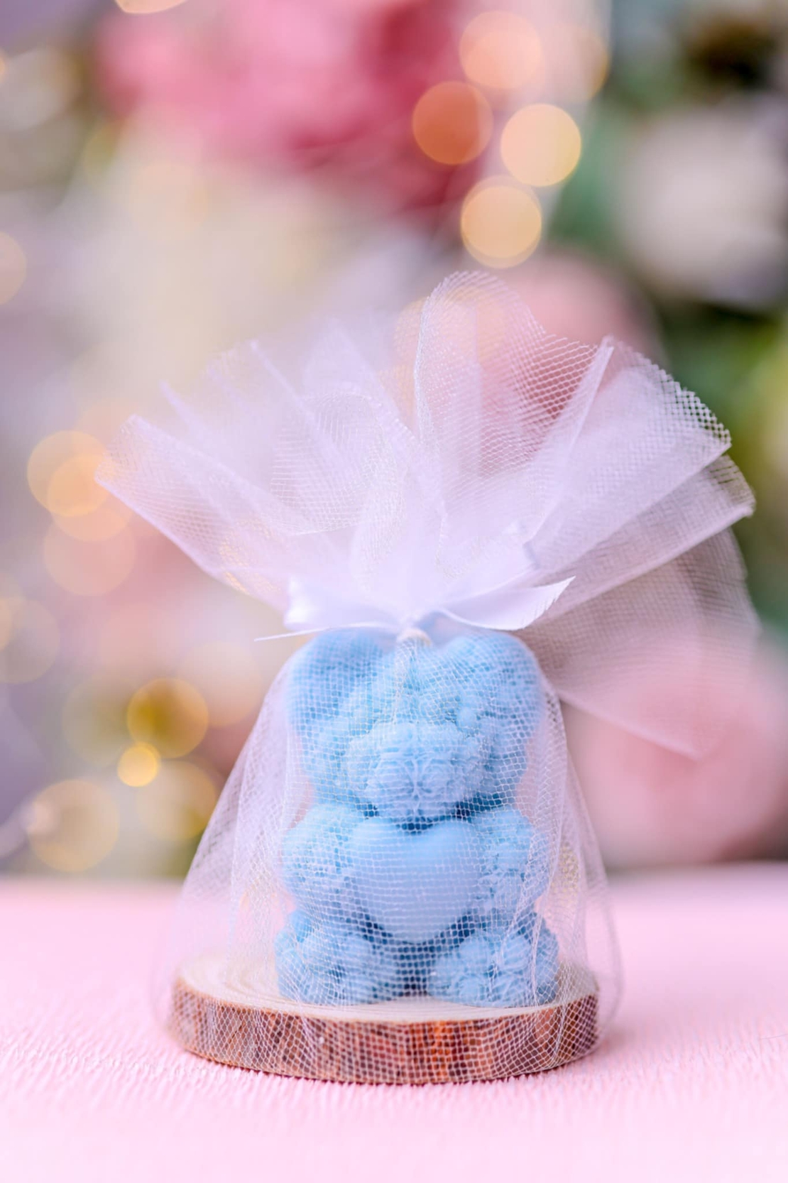 Мече с нежно сърчице върху дървена подложка – подарък за гости