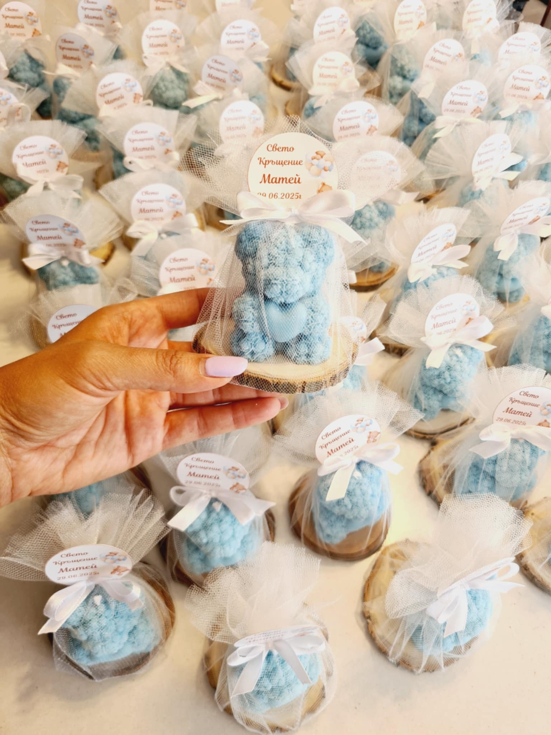 Мече с нежно сърчице върху дървена подложка – подарък за гости