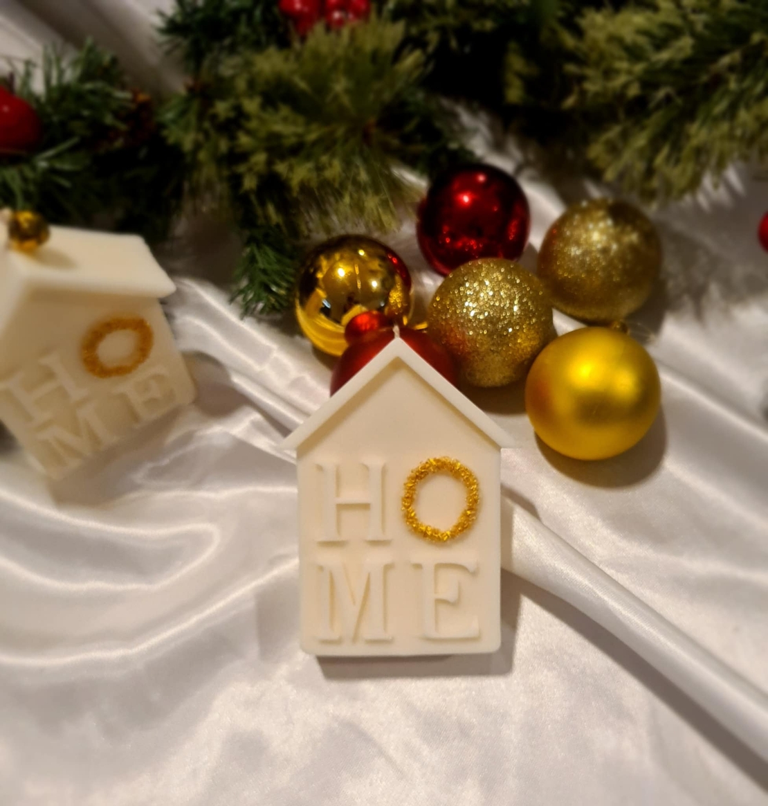 Коледна свещ „HOME“ – уют в най-чистата му форма