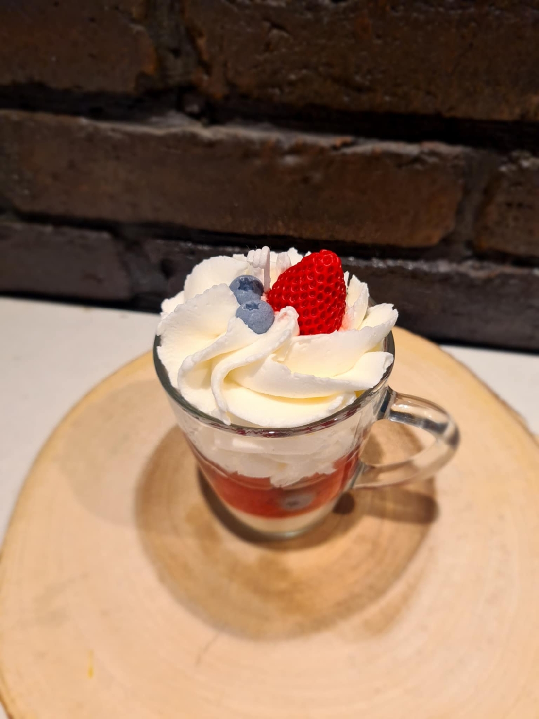 Ароматна свещ „Кадифен крем с горски плодове“