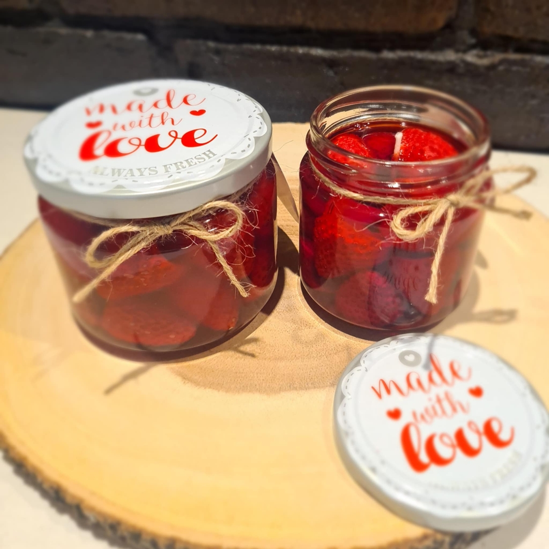 „Ягодово сладко“ – ароматна десертна свещ в голям буркан