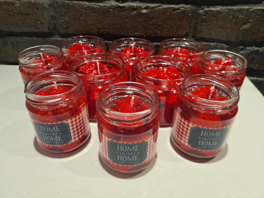 „Ягодово сладко“ – ароматна десертна свещ в малък буркан